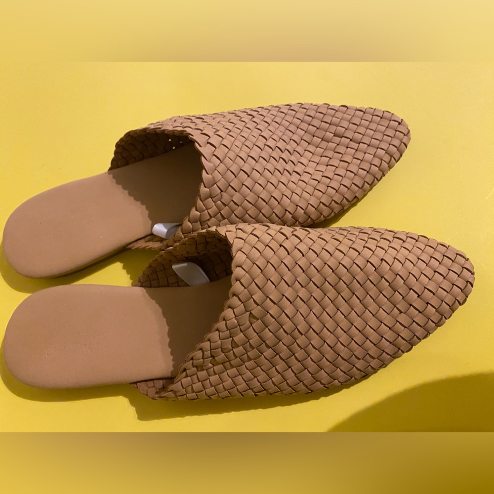Universal Threads slip ons flat sandal US 9.5